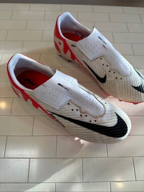NIKE AIR ZOOM Mercurial Women’s Soccer Shoes (6.5 US)